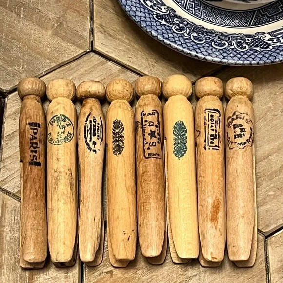 Vintage French Laundress, SET/8 Pins with ‘Blue Willow’ Cup and Saucer - Picture 2 of 3